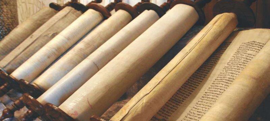 هل نص “ثقبوا يديّ ورجليّ” الموجود بمزمور ٢٢: ١٦ محرف ؟