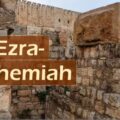 ما هو سبب إختلاف أعداد العائدين من السبي البابلي بين عزرا ٢ ونحميا ٧ ؟