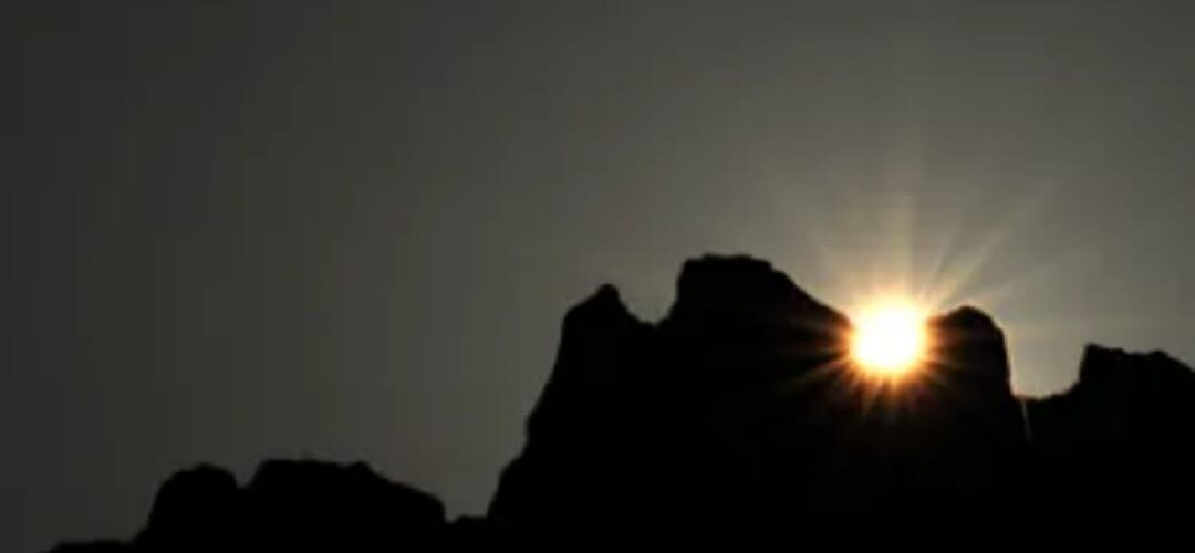 هل اكتشفن النساء القبر فارغ في الظلام أو بعد طلوع الشمس، هل يوجد تناقض بين مرقس ١٦: ٢ ويوحنا ٢٠: ١ ؟