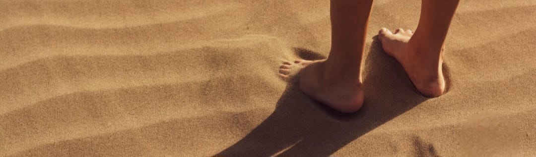 هل أمر الرب النبي إشعياء بأن يتعرّى في إشعياء ٢٠: ٢ ؟